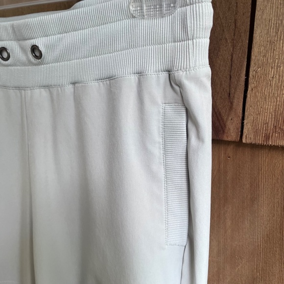 Four-way Stretch Woven Capri Joggers Pants In Dove - Picture 5 of 9